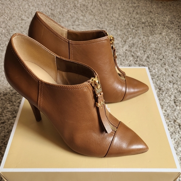 Micheal Kors sz5 brown leather bootie - Picture 3 of 4